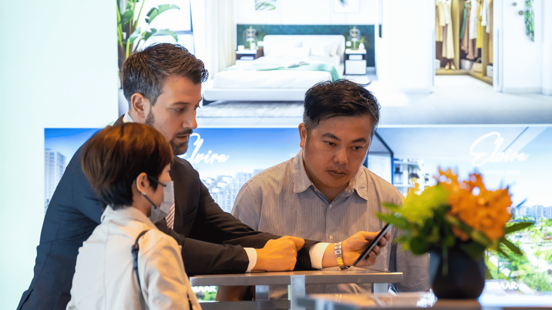 2023.07 Dubai Real Estate Expo_Expo Team Explained to Client_PHOTO_Landscape_22