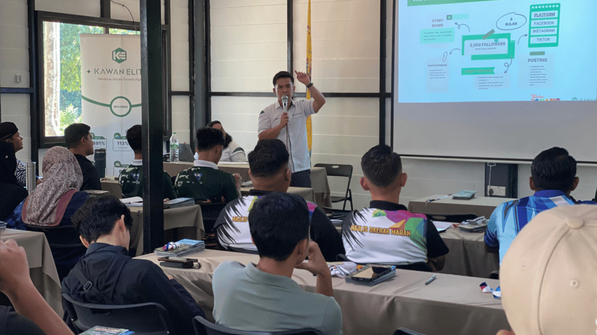 Kawan Elite presenting the programme’s training goals and introducing participants to structured digital marketing and deep content planning. Kawan Elite presenting the programme’s training goals and introducing participants to structured digital marketing and deep content planning.