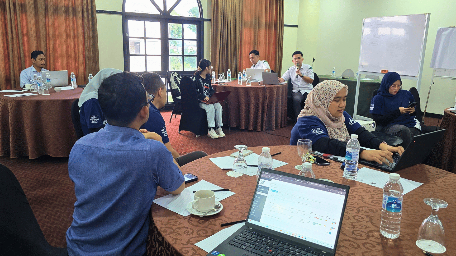 Kawan Elite facilitating a workshop session with MPC participants as part of the E-Learning ADI project review.