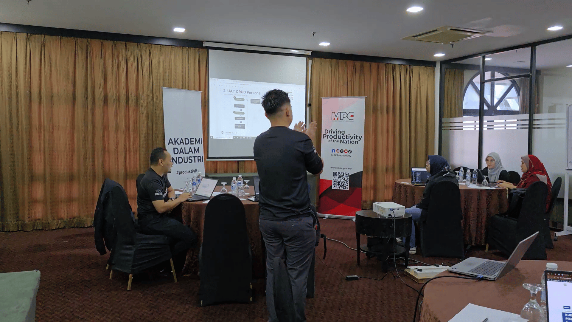 Kawan Elite and MPC participants discussing the platform workflow and sharing feedback during the workshop session.