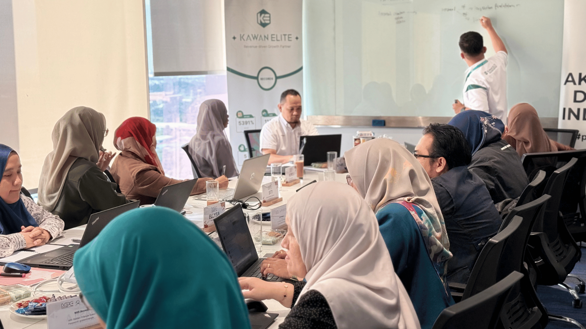 Kawan Elite facilitating the eLearning training while MPC participants followed the session using their laptops and training materials.