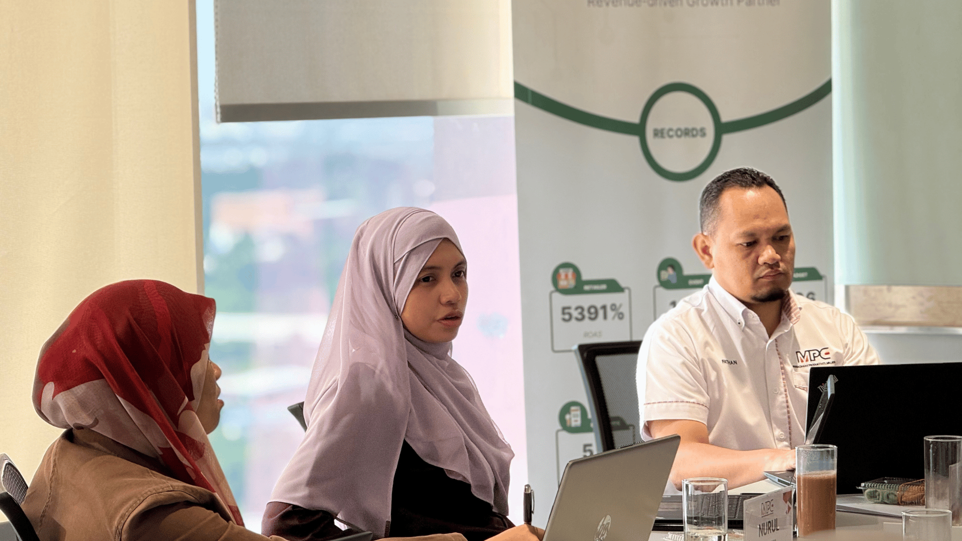 Participants working through the training activities as they familiarised themselves with the eLearning platform and its administration workflow.