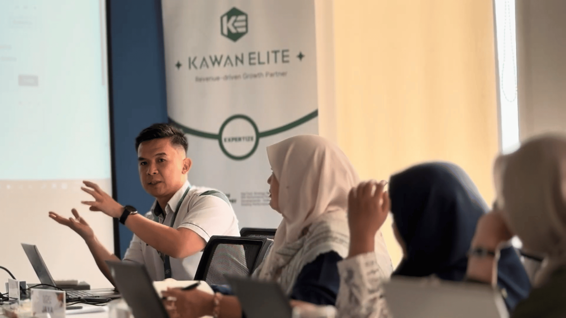 Melvin from Kawan Elite guiding MPC participants through the eLearning administration training session at the Kawan Elite office in i-City.