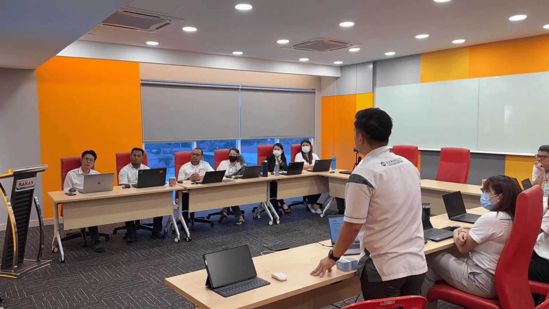 Kawan Elite guiding RAKAN management and team members through the Team Portal Phase 1 training session at RAKAN Semenyih HQ.