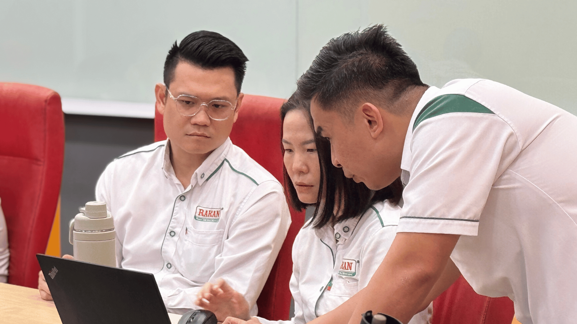 A practical learning moment as Kawan Elite supported RAKAN participants in becoming more familiar with the Team Portal. A practical learning moment as Kawan Elite supported RAKAN participants in becoming more familiar with the Team Portal.
